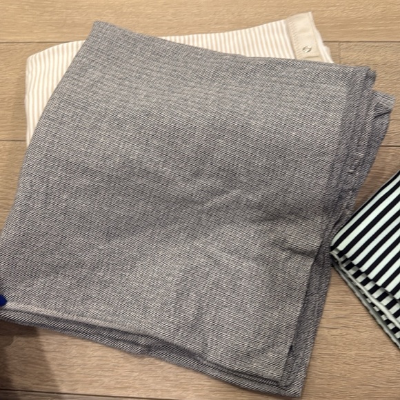 Bundle of 4 lululemon scarves - Picture 4 of 6